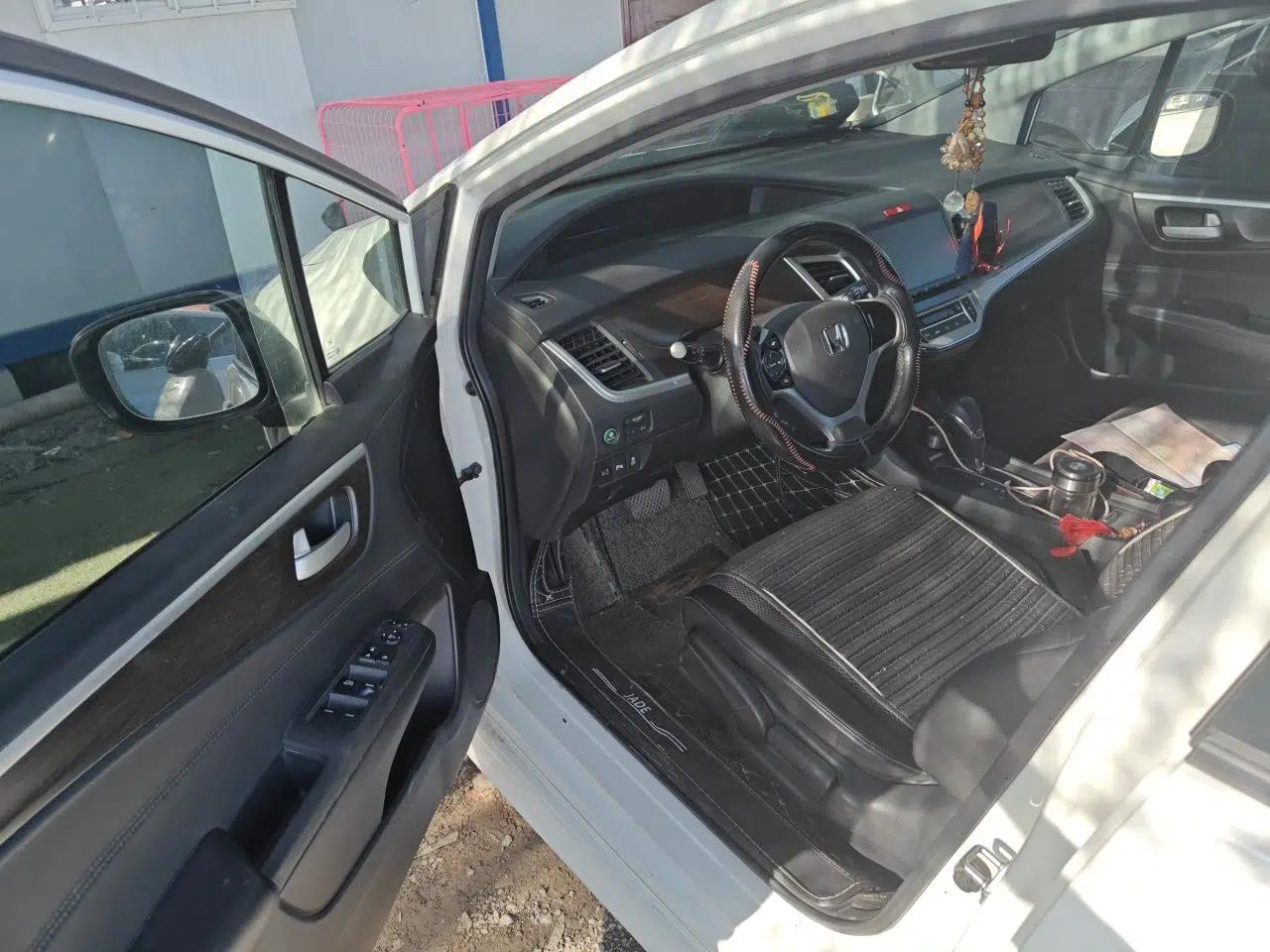 Honda Jade 2016 1.8L Automatic Comfort Elite Version 5 Seats — миниатюра 16