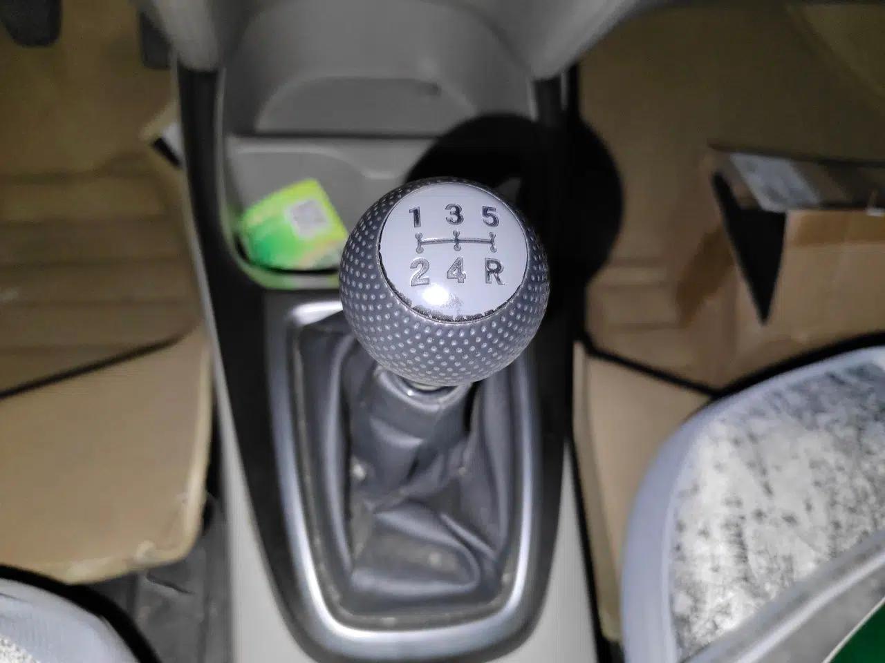 Honda City Classic 2012 1.5L manual Comfort version — миниатюра 14