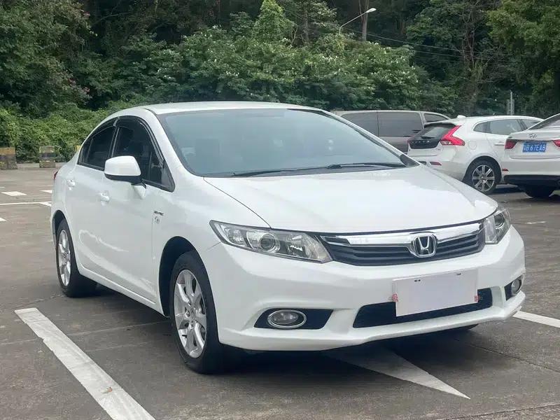 Civic 2013 10th Anniversary Edition 1.8L Automatic Comfort Version — миниатюра 3