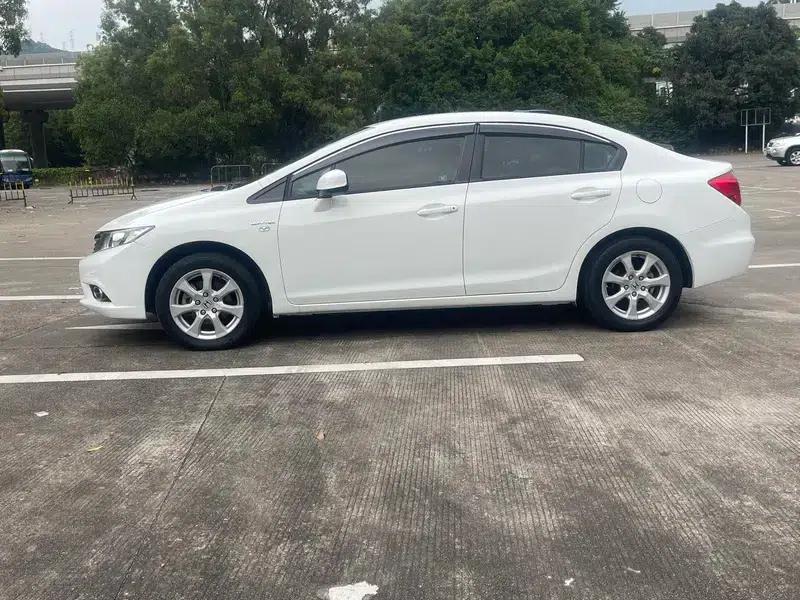 Civic 2013 10th Anniversary Edition 1.8L Automatic Comfort Version — миниатюра 4