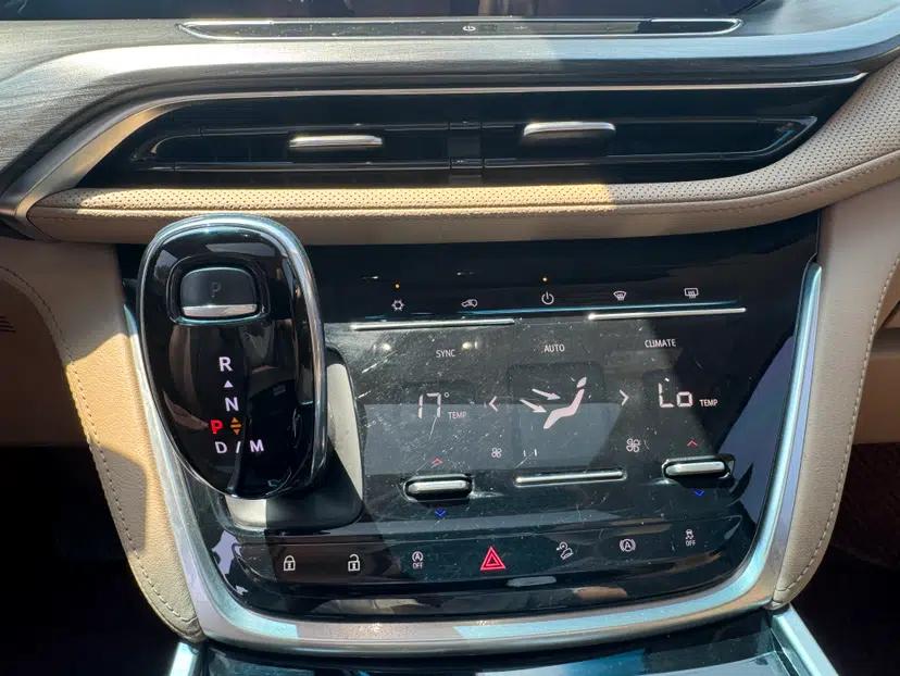 Buick GL8 2020 ES Land Cruiser 653T Luxury Model — миниатюра 25
