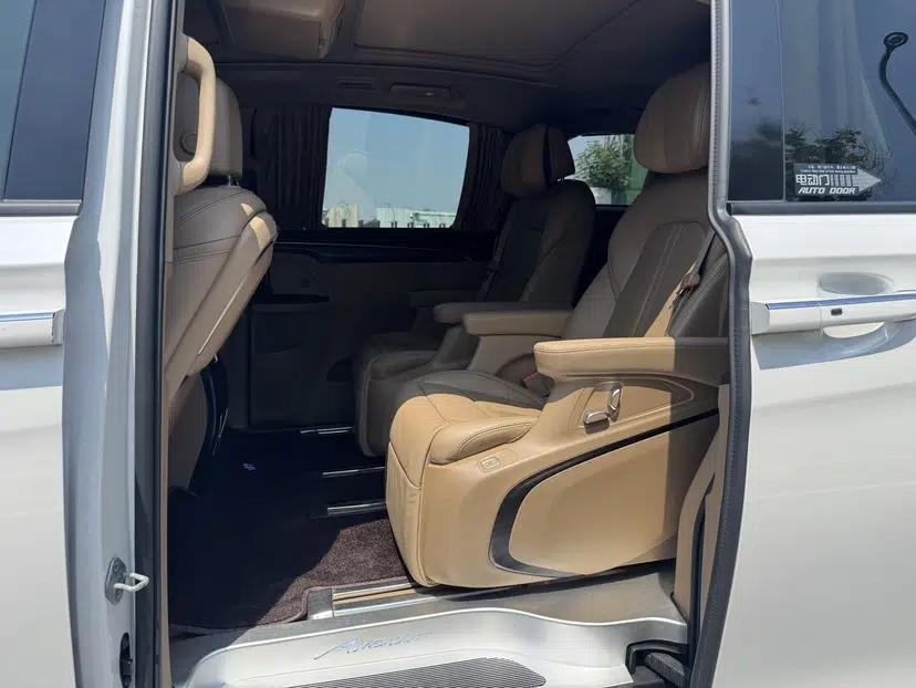 Buick GL8 2020 ES Land Cruiser 653T Luxury Model — миниатюра 34