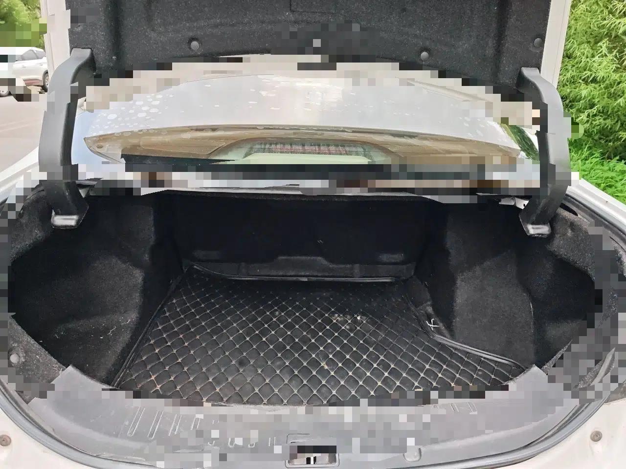 BYD Qin New Energy 2016 Qin EV300 Prestige Model — миниатюра 19