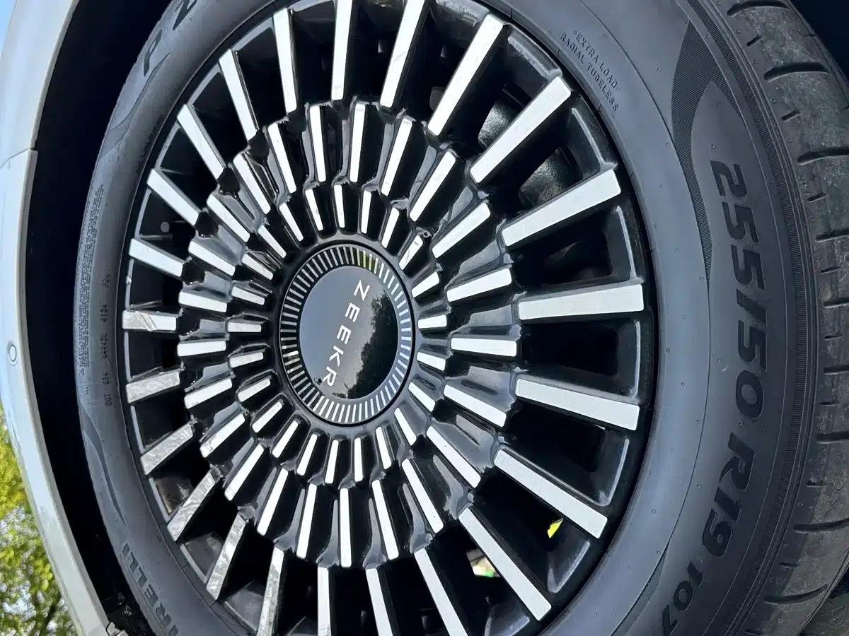 Jike 009 2024 Model Six-Seat Executive Edition AWD 108kWh — миниатюра 16