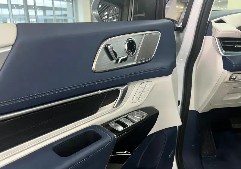 Century 2025 2.0T Six-Seat Luxury Edition — миниатюра 6
