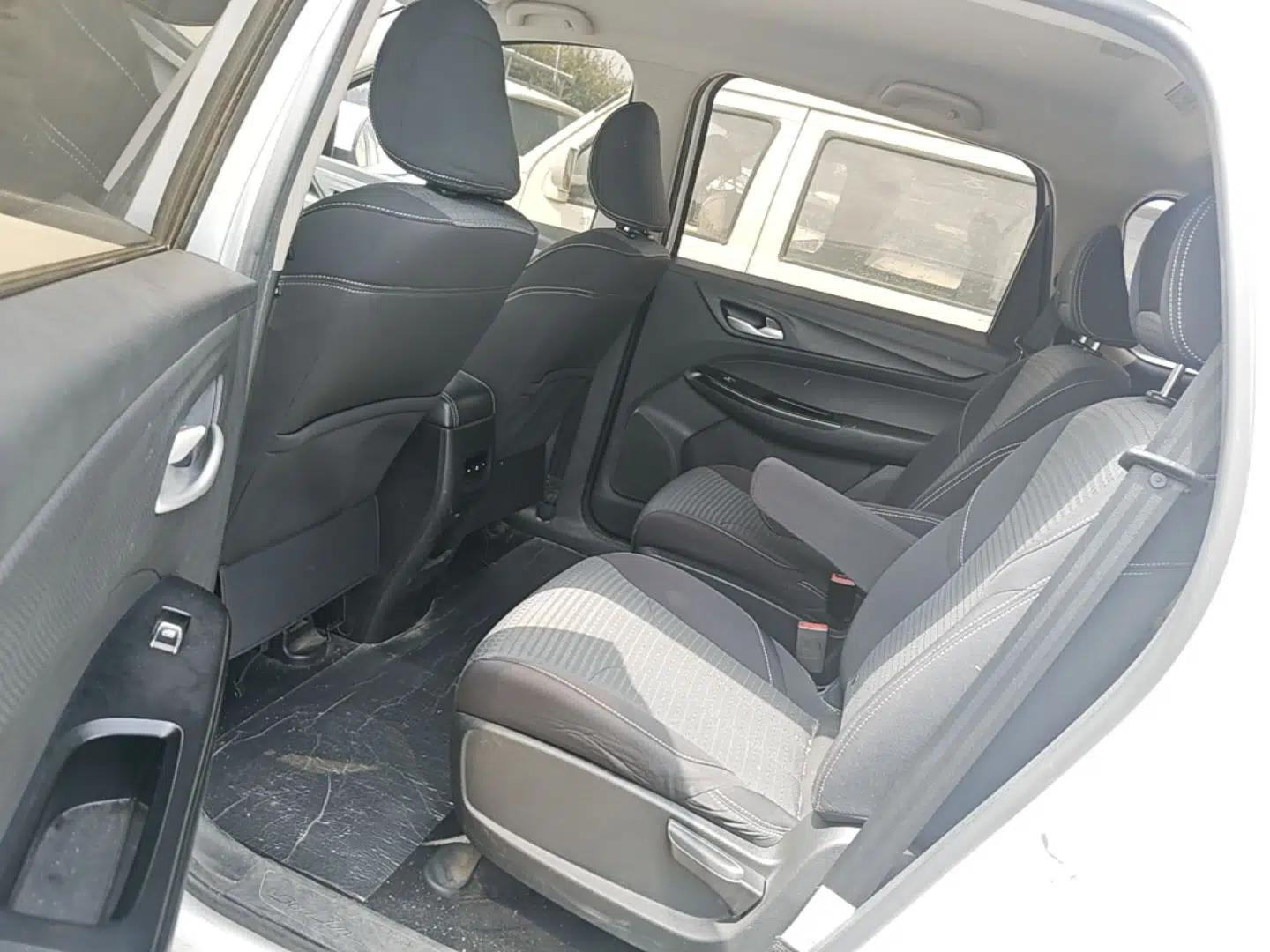Baojun 730 2021 1.5L Manual Fashion Version 7 Seats — миниатюра 20