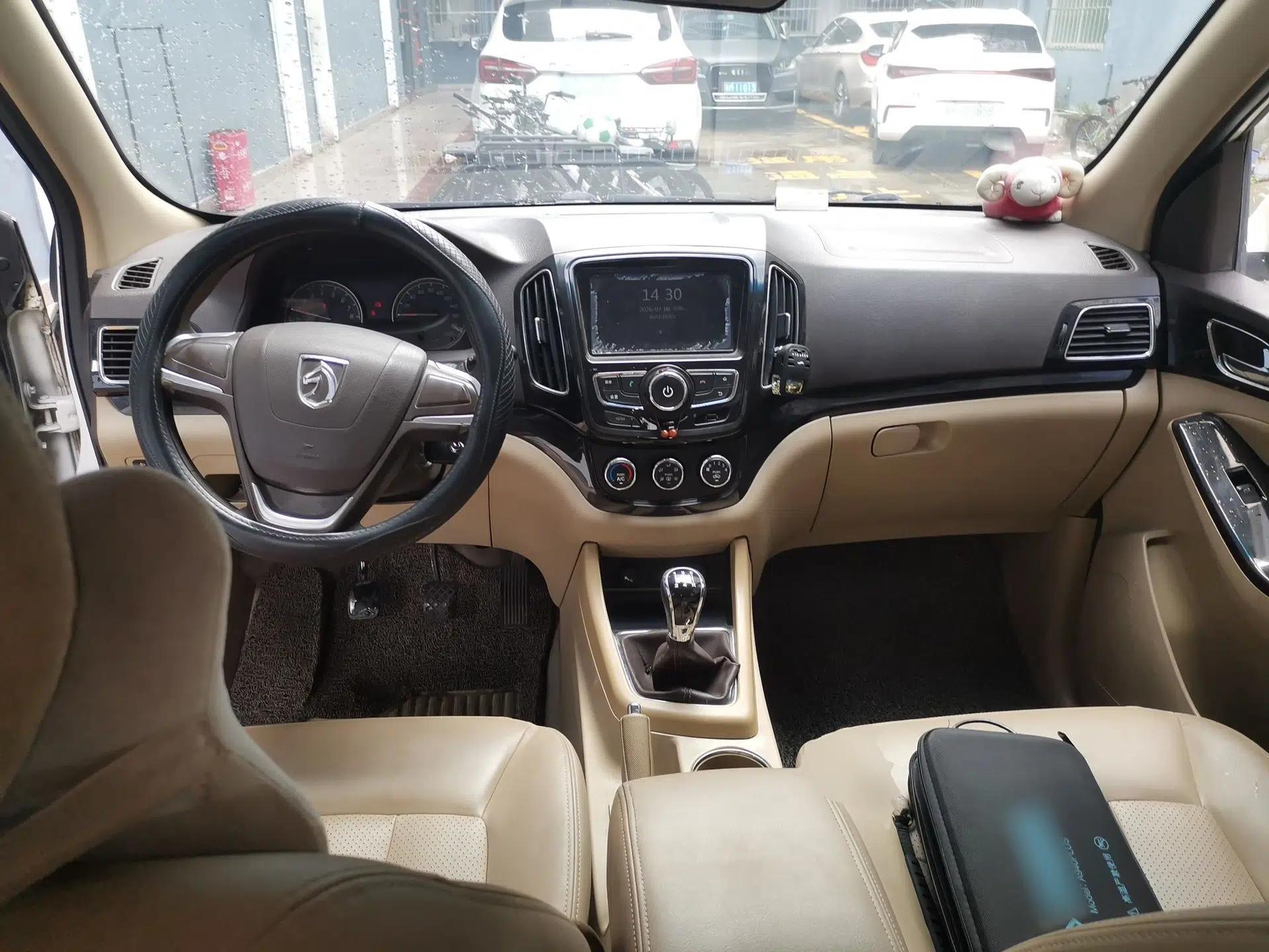 Baojun 730 2014 1.5L manual Comfort version 7 seats — миниатюра 9