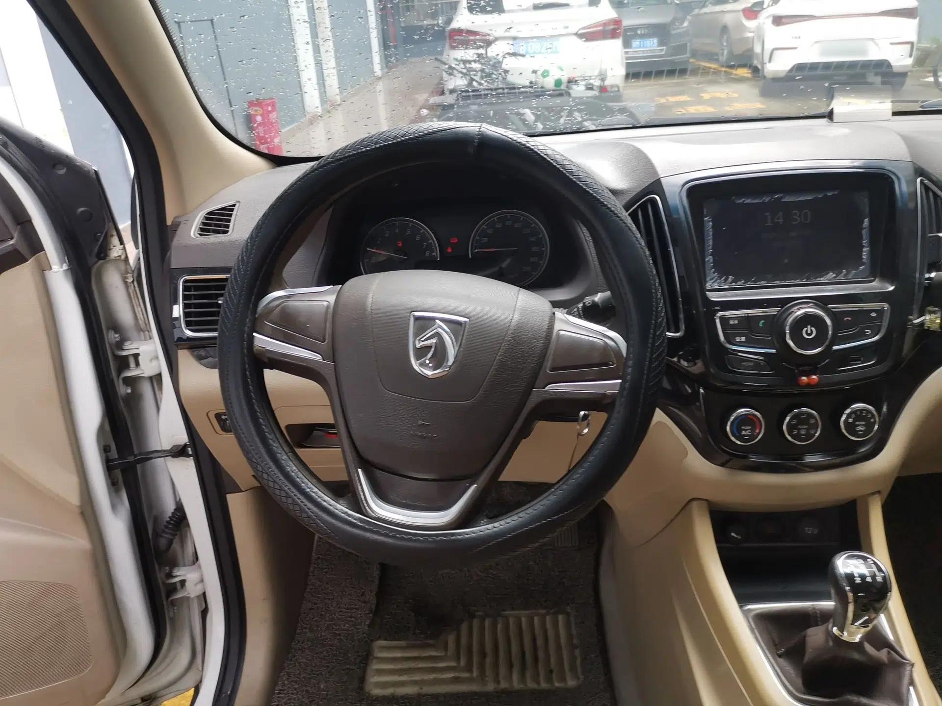 Baojun 730 2014 1.5L manual Comfort version 7 seats — миниатюра 10