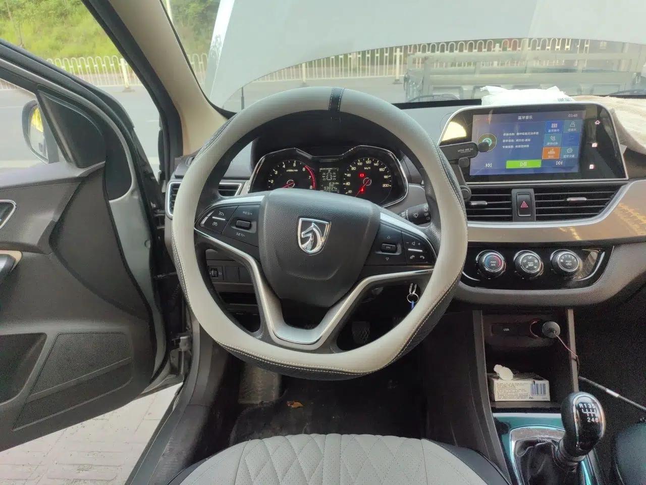 Baojun 310W 2017 1.5L Manual Fashion Model China V — миниатюра 10
