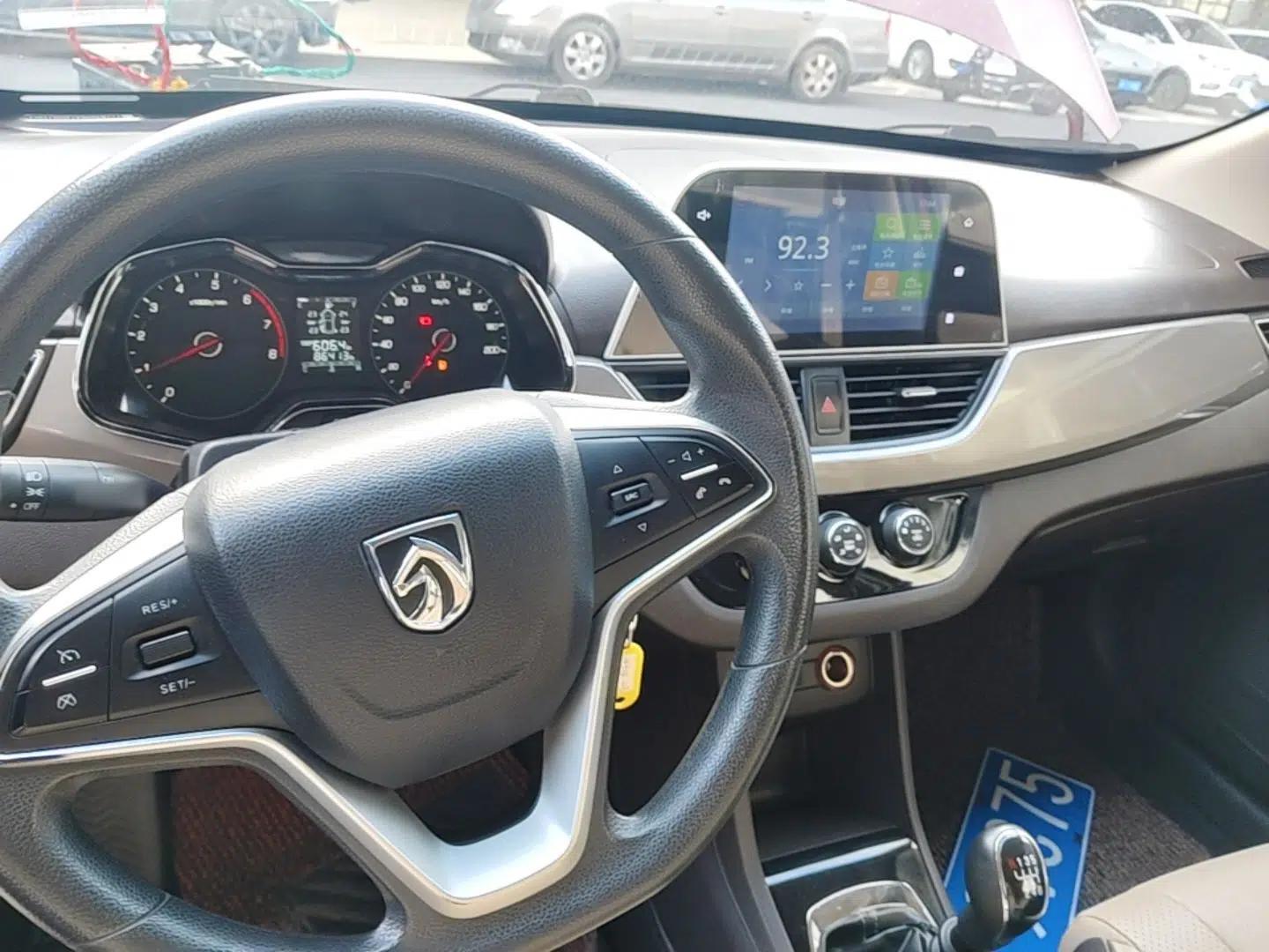 Baojun 310W 2017 1.5L Manual Fashion Model China V — миниатюра 12