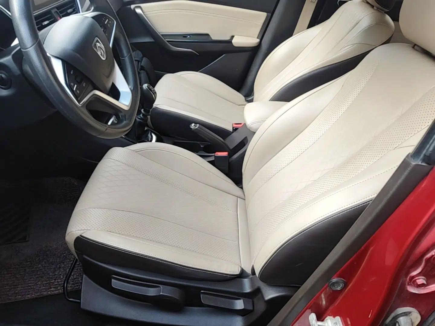 Baojun 310W 2017 1.5L Manual Fashion Model China V — миниатюра 17