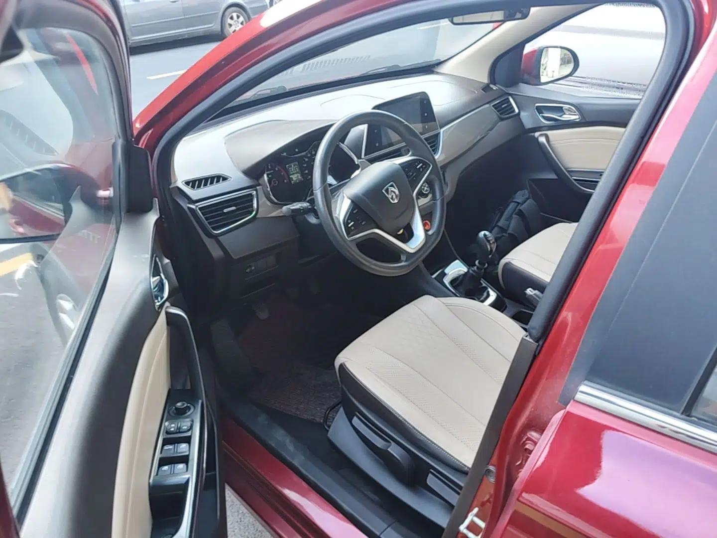 Baojun 310W 2017 1.5L Manual Fashion Model China V — миниатюра 18