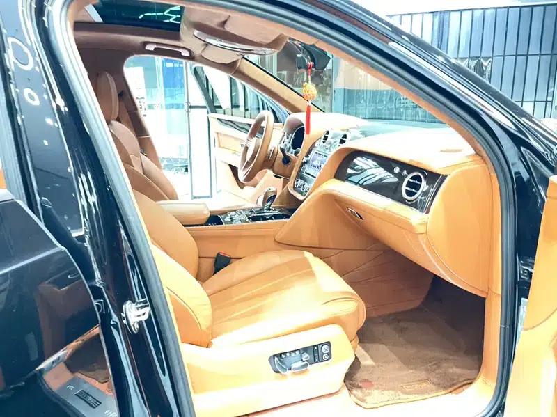 Bentayga 2019 4.0T Automatic Front-Wheel Drive 5-Seater Parallel Import — миниатюра 5