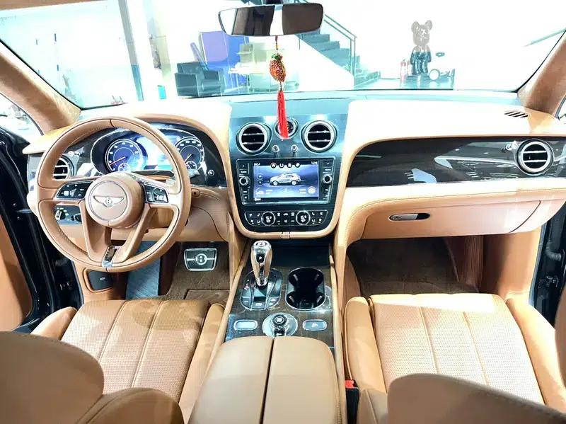 Bentayga 2019 4.0T Automatic Front-Wheel Drive 5-Seater Parallel Import — миниатюра 6
