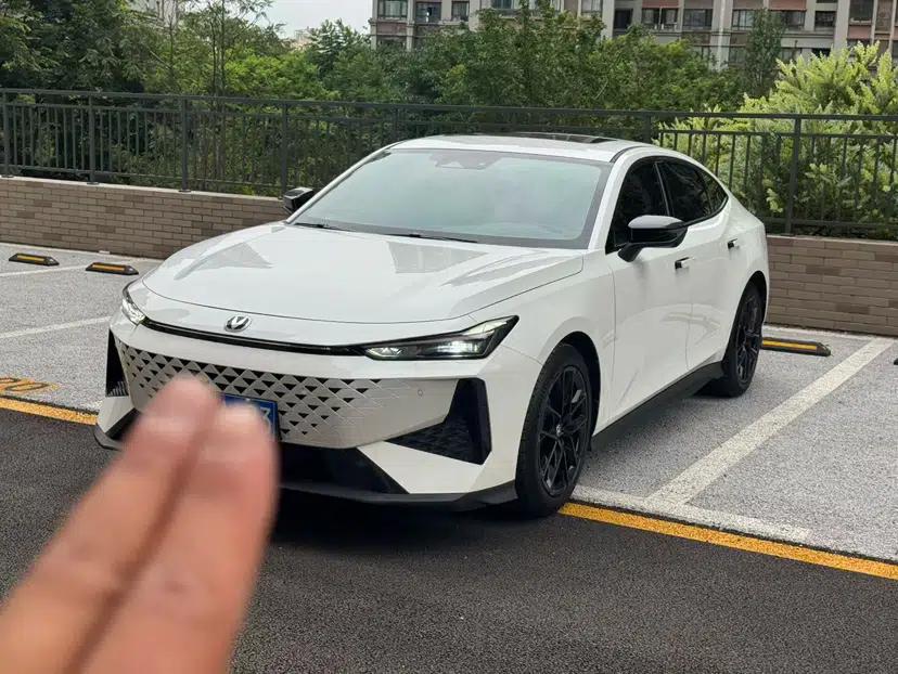 CHANGAN UNI-V 2024 1.5T Luxury Edition — миниатюра 1