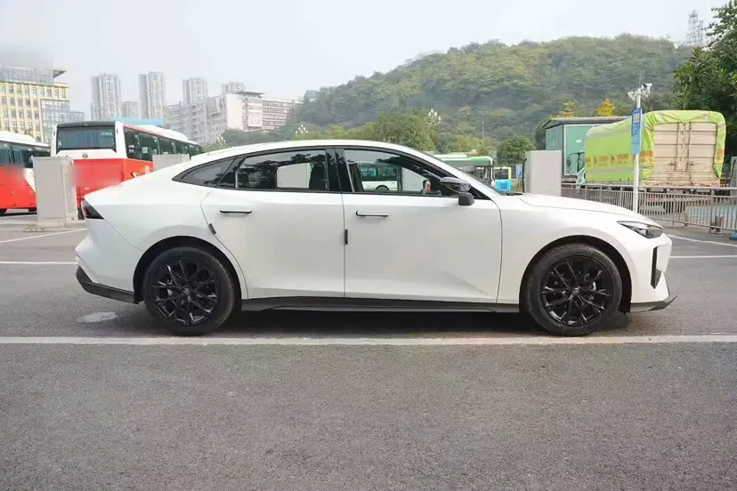 CHANGAN UNI-V 2024 1.5T Luxury Edition — миниатюра 3