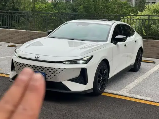 CHANGAN UNI-V 2024 1.5T Luxury Edition