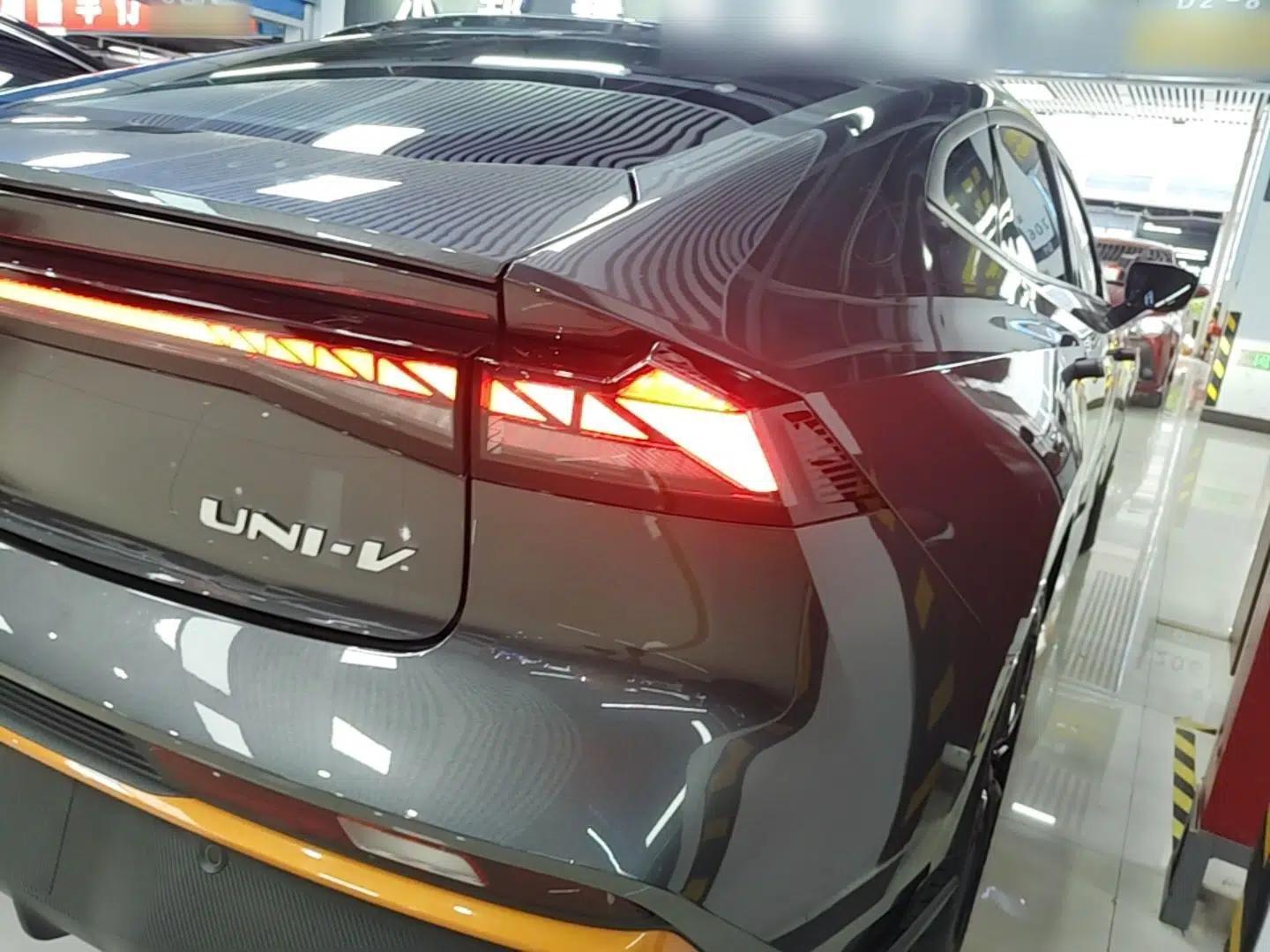 CHANGAN UNI-V 2024 1.5T Prestige Sport Edition — миниатюра 9