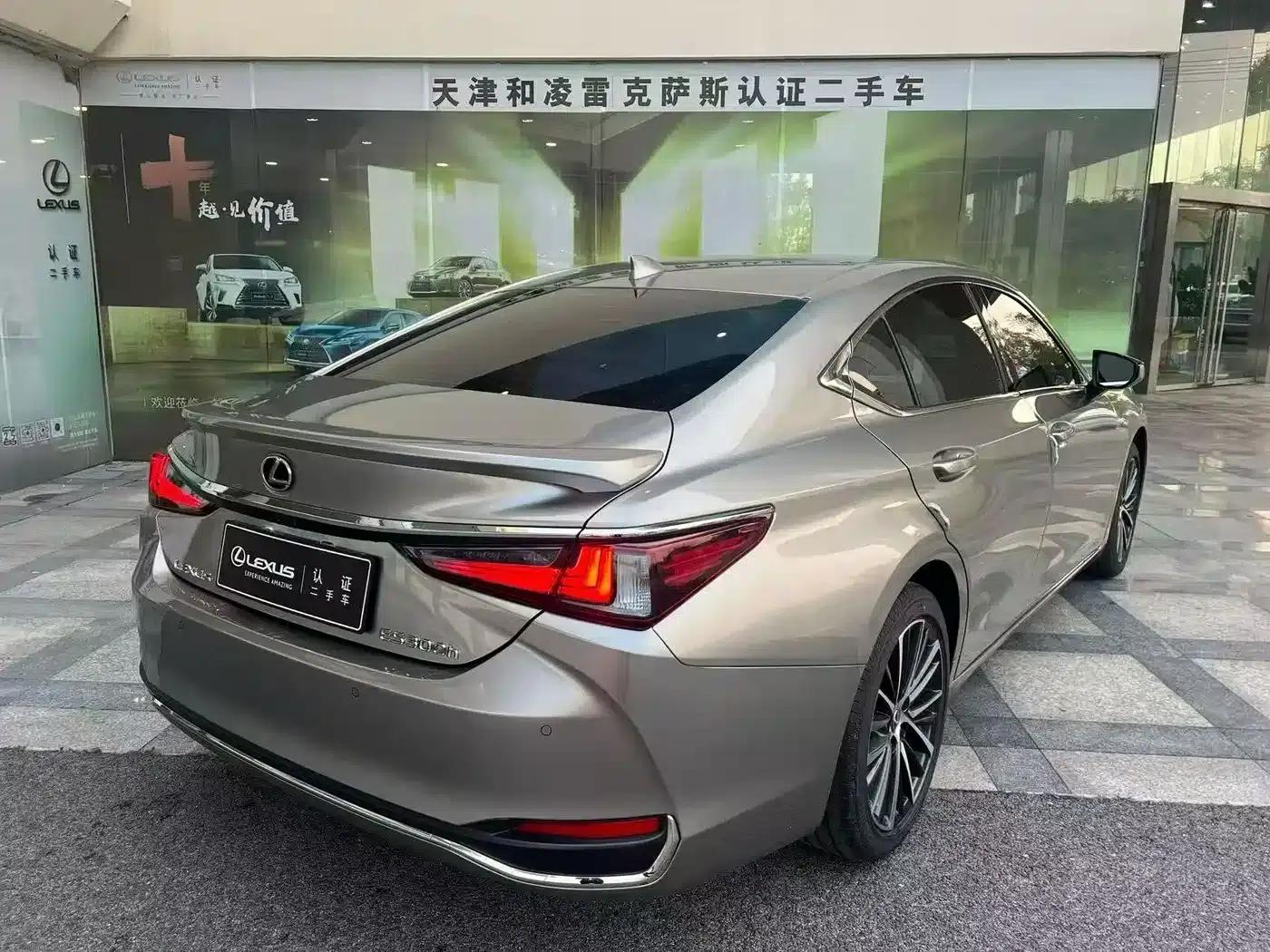 Lexus ES 2022 300h Premium Edition — миниатюра 4