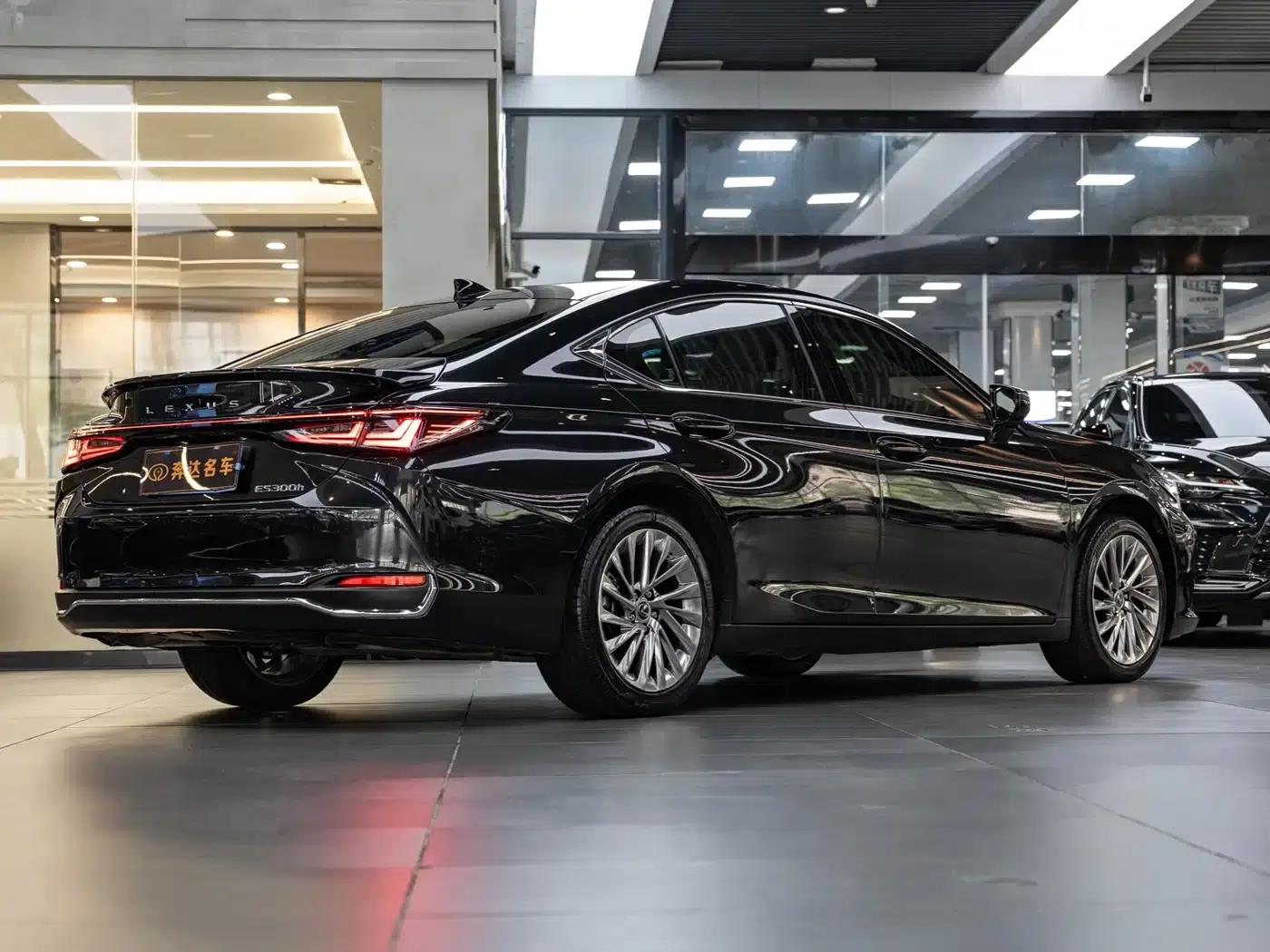 Lexus ES 2025 300h Executive Edition — миниатюра 3