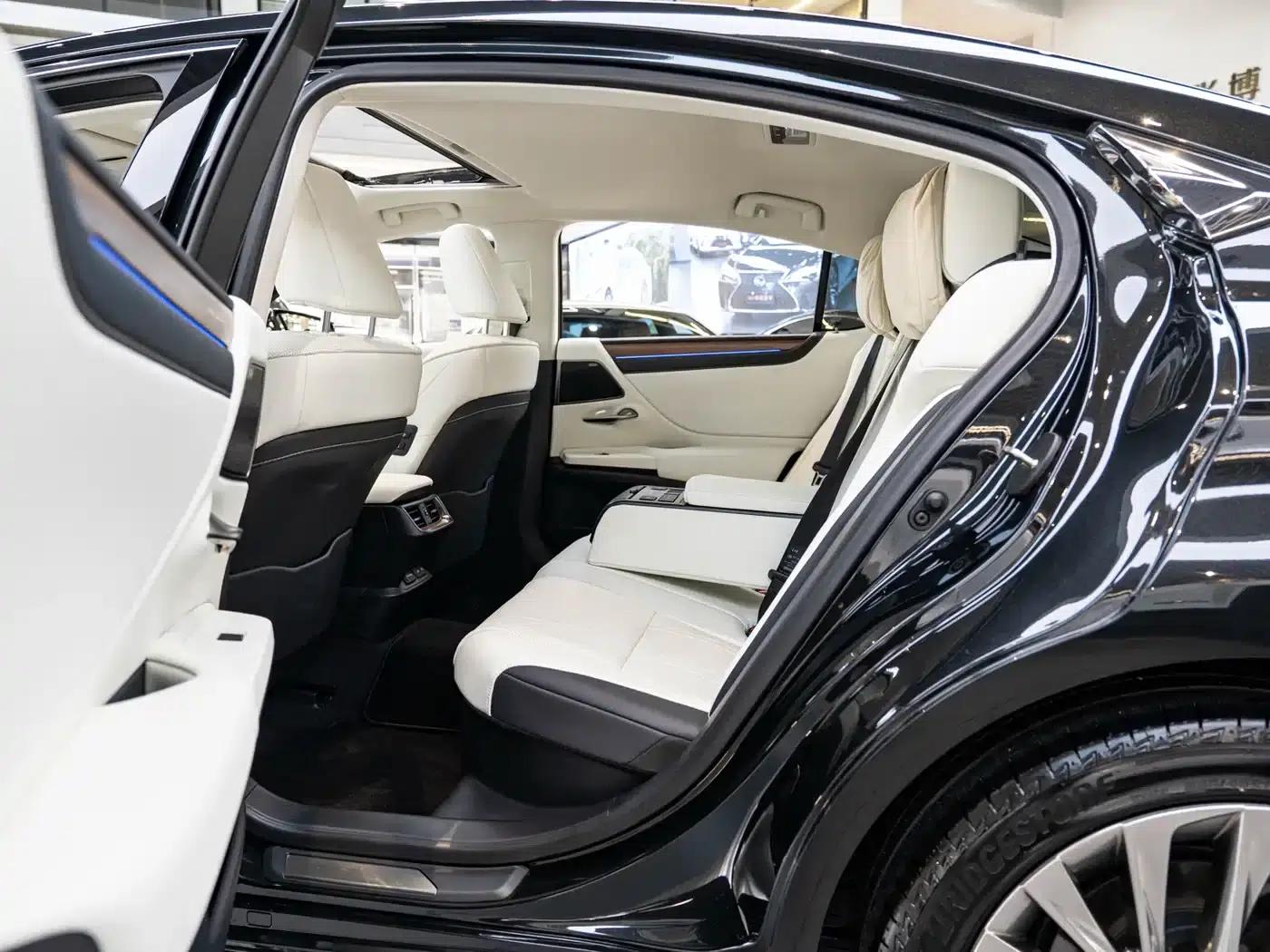 Lexus ES 2025 300h Executive Edition — миниатюра 10