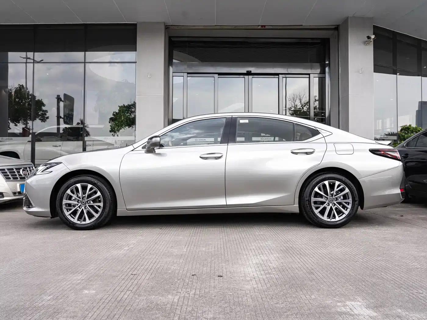 Lexus ES 2025 300h Premium Edition — миниатюра 4