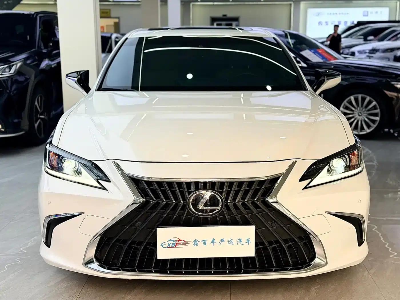 Lexus ES 2022 300h Premium Edition — миниатюра 2