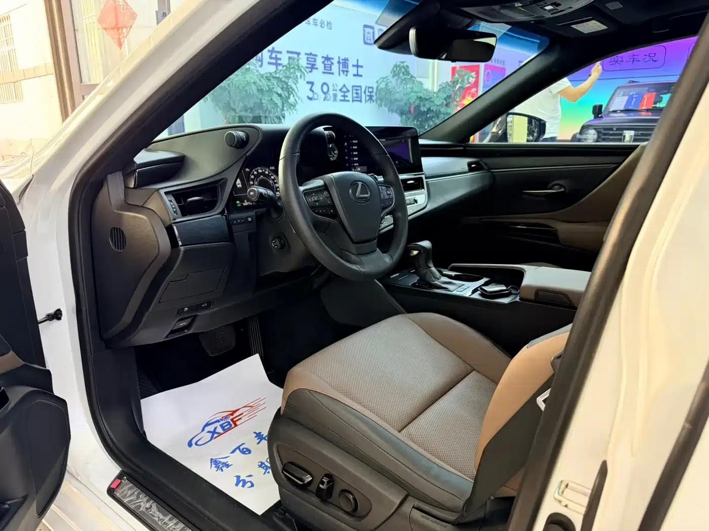 Lexus ES 2022 300h Premium Edition — миниатюра 4