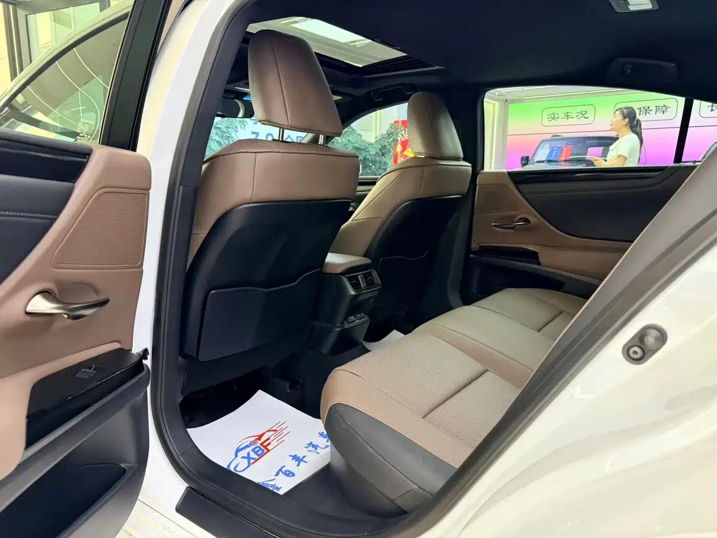 Lexus ES 2022 300h Premium Edition — миниатюра 7