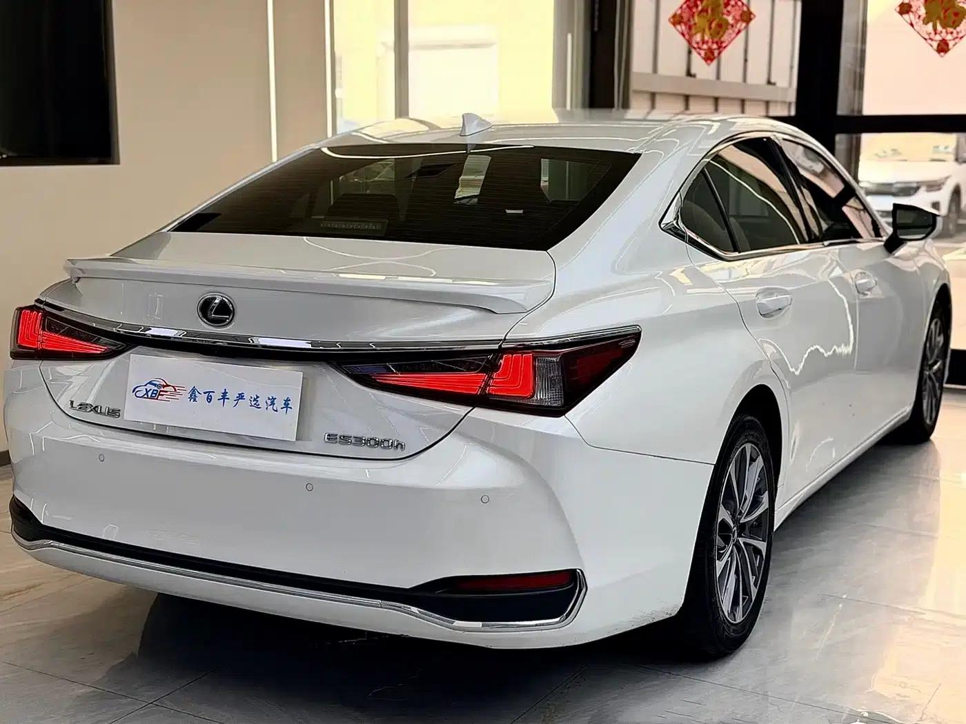 Lexus ES 2022 300h Premium Edition — миниатюра 10