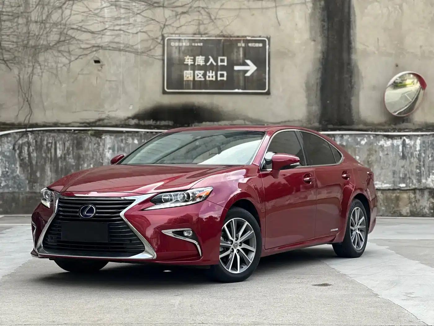Lexus ES 2015 300h Luxury Edition — миниатюра 1