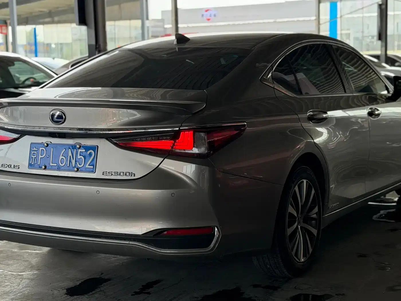 Lexus ES 2020 300h Premium Edition — миниатюра 13
