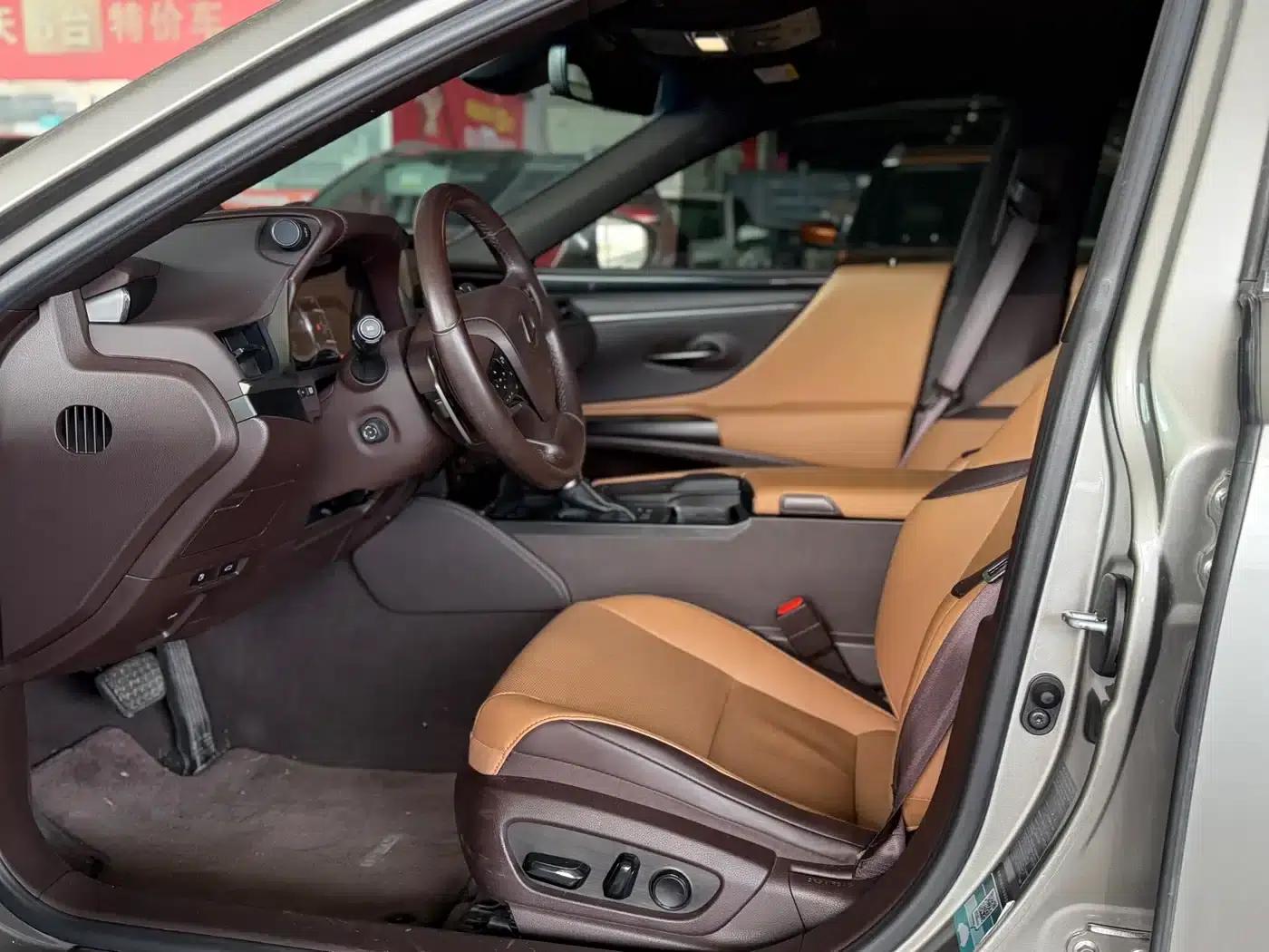 Lexus ES 2020 300h Premium Edition — миниатюра 4