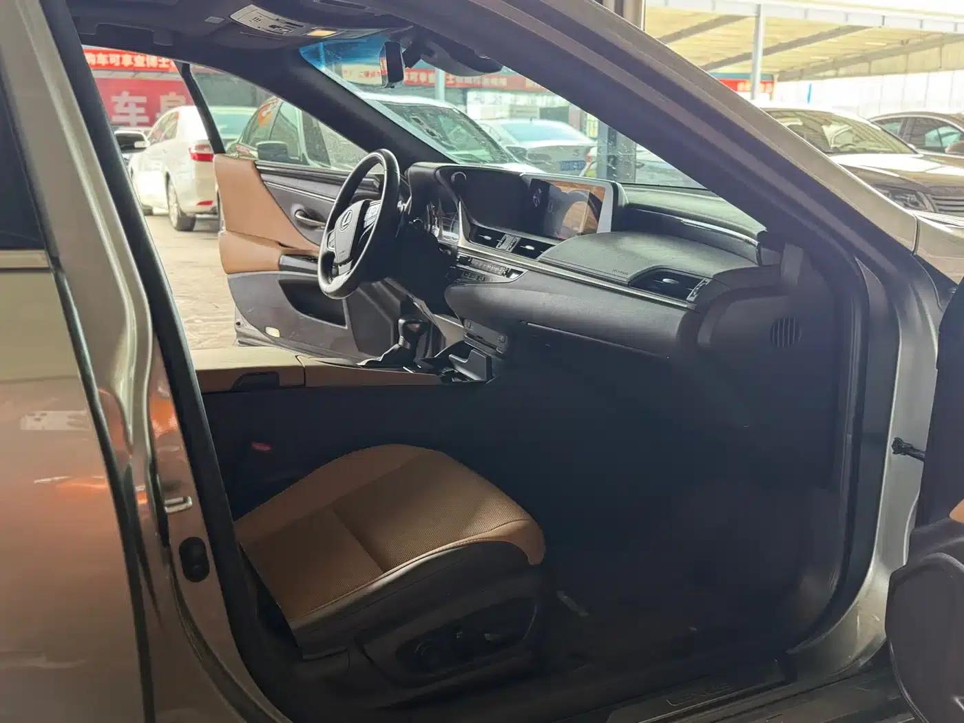 Lexus ES 2020 300h Premium Edition — миниатюра 8