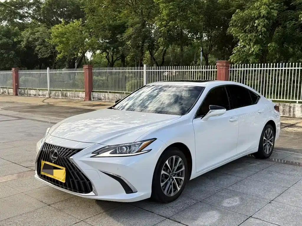 Lexus ES 2022 300h Premium Edition — миниатюра 1