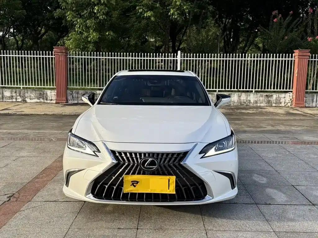 Lexus ES 2022 300h Premium Edition — миниатюра 2