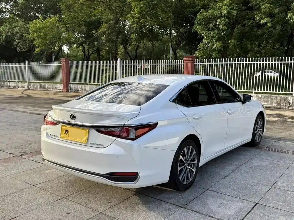 Lexus ES 2022 300h Premium Edition — миниатюра 3
