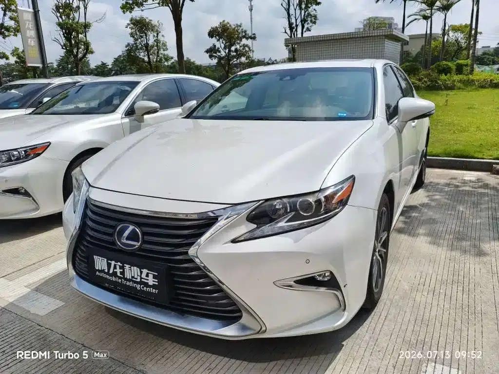 Lexus ES 2015 300h Comfort Edition — миниатюра 1
