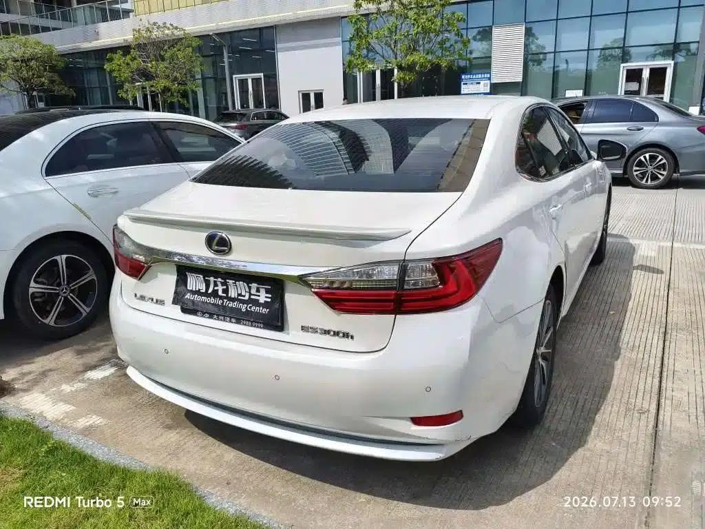 Lexus ES 2015 300h Comfort Edition — миниатюра 9