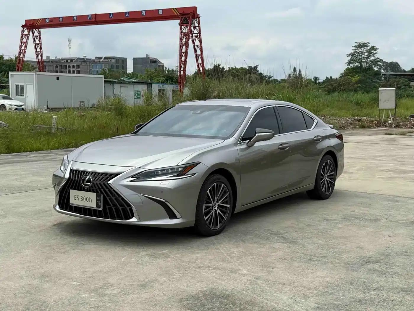 Lexus ES 2022 300h Premium Edition — миниатюра 1