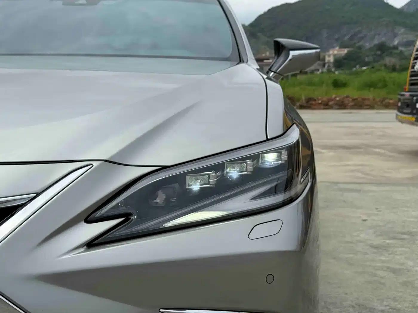 Lexus ES 2022 300h Premium Edition — миниатюра 11