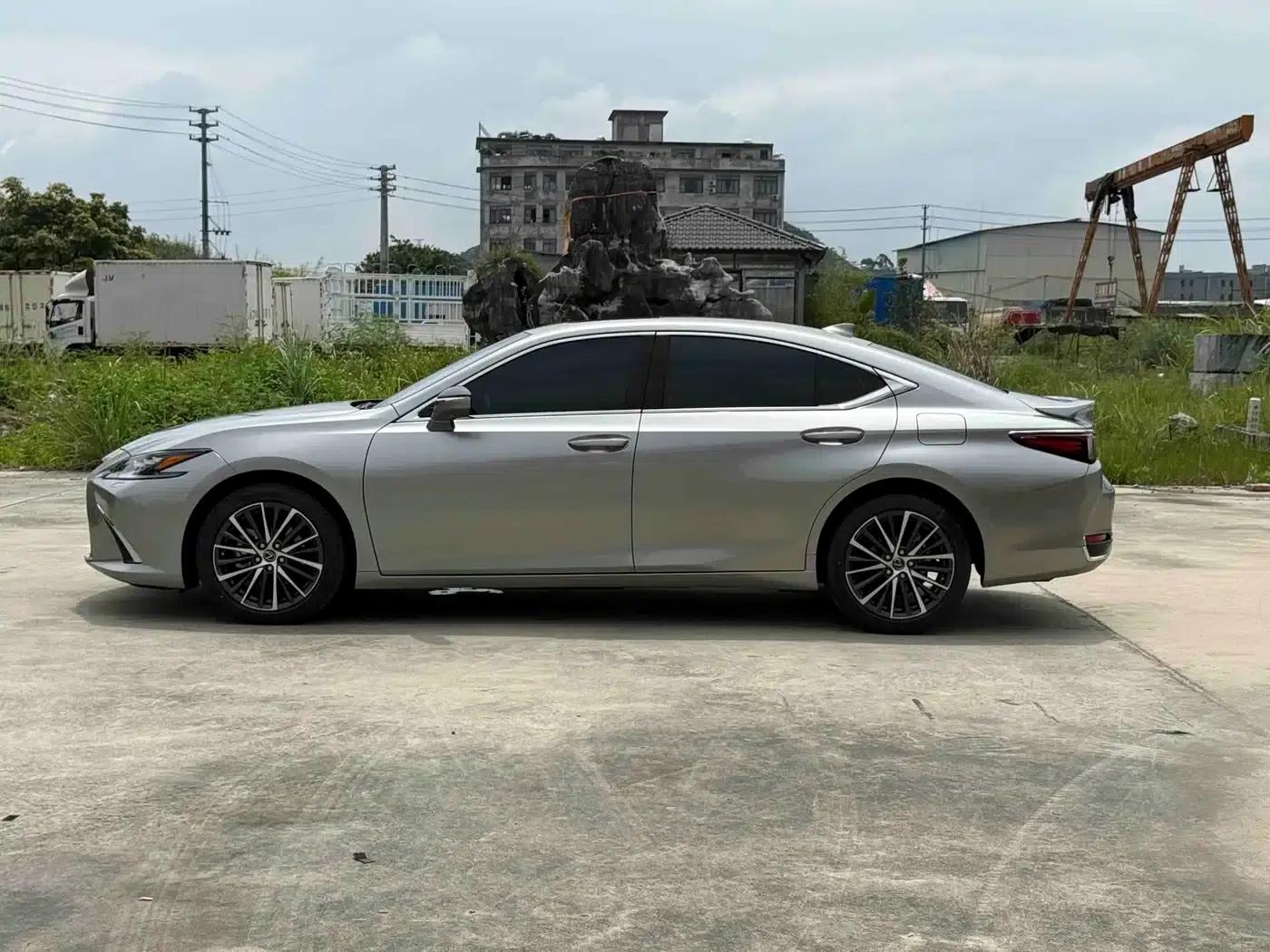 Lexus ES 2022 300h Premium Edition — миниатюра 10