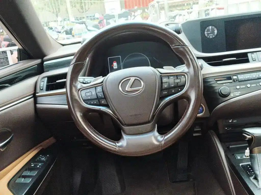 Lexus ES 2020 300h Premium Edition — миниатюра 3