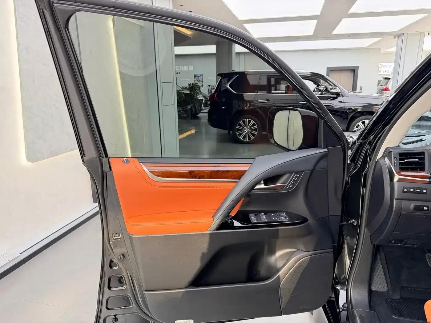 2017 Lexus LX 570 Premium Luxury Edition — миниатюра 11