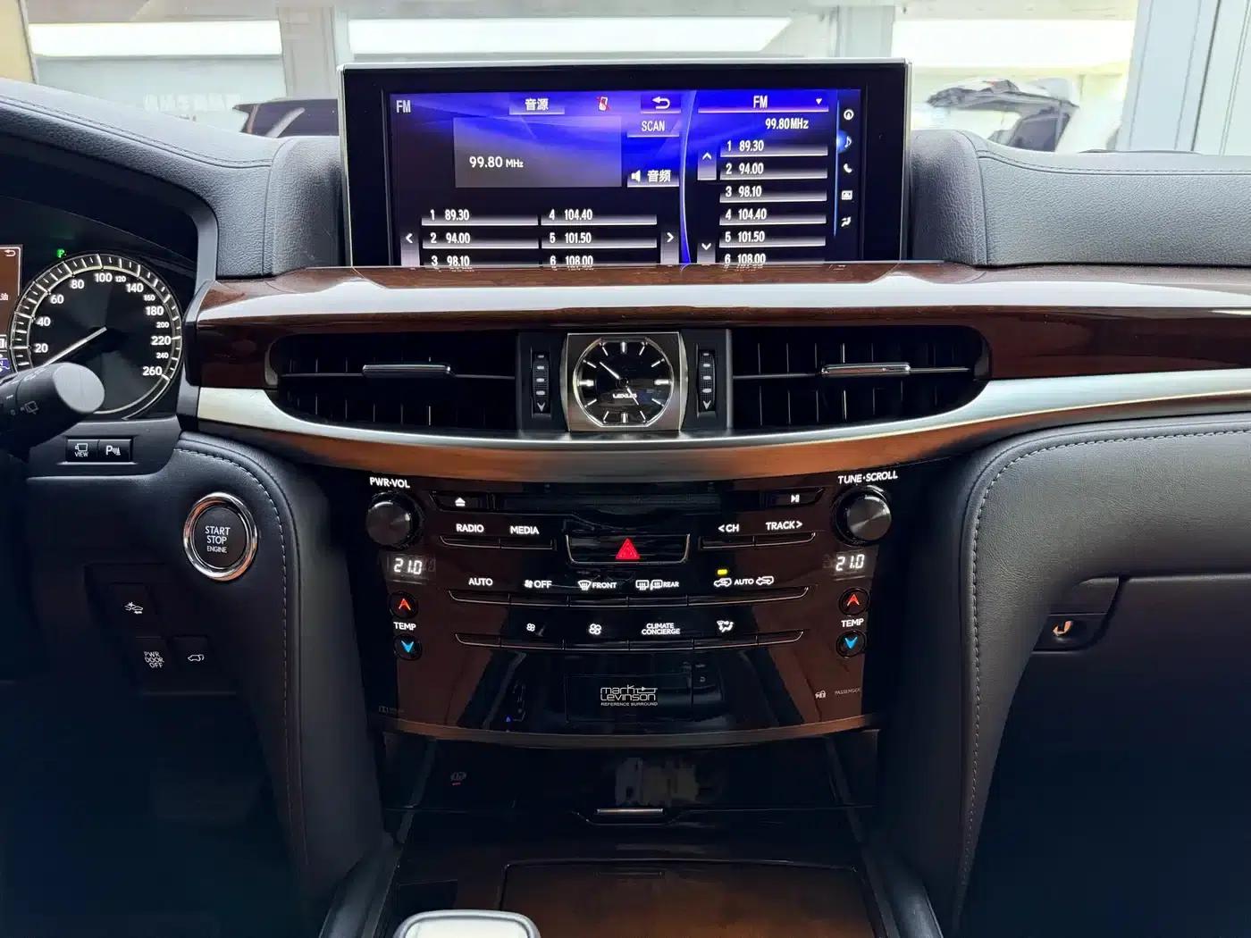 2017 Lexus LX 570 Premium Luxury Edition — миниатюра 18