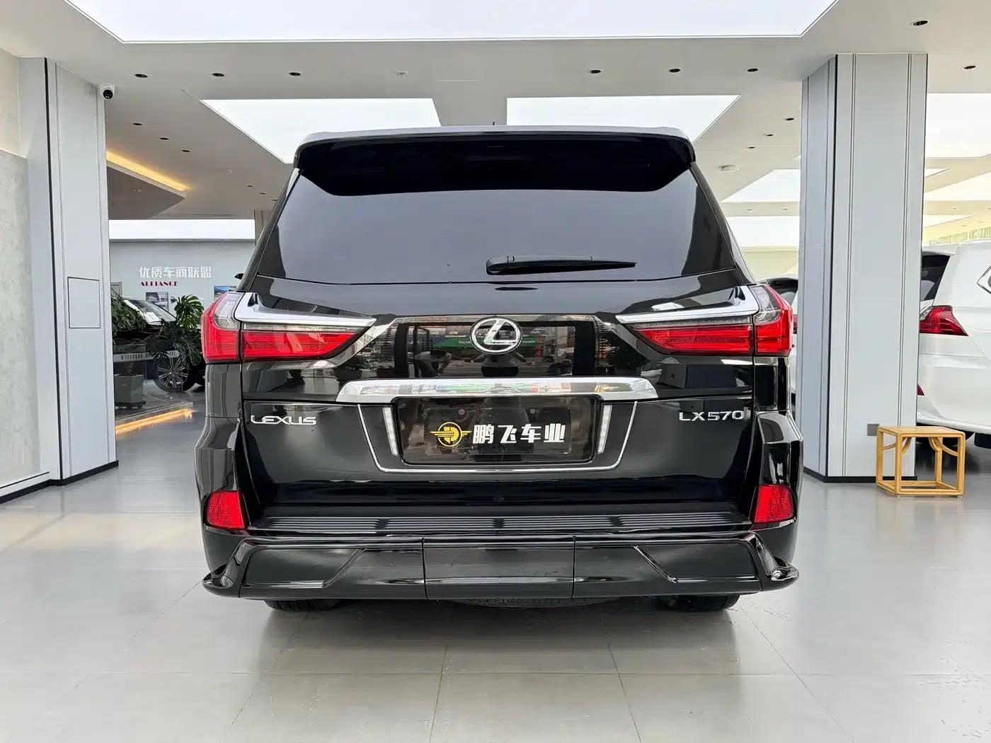 2017 Lexus LX 570 Premium Luxury Edition — миниатюра 3