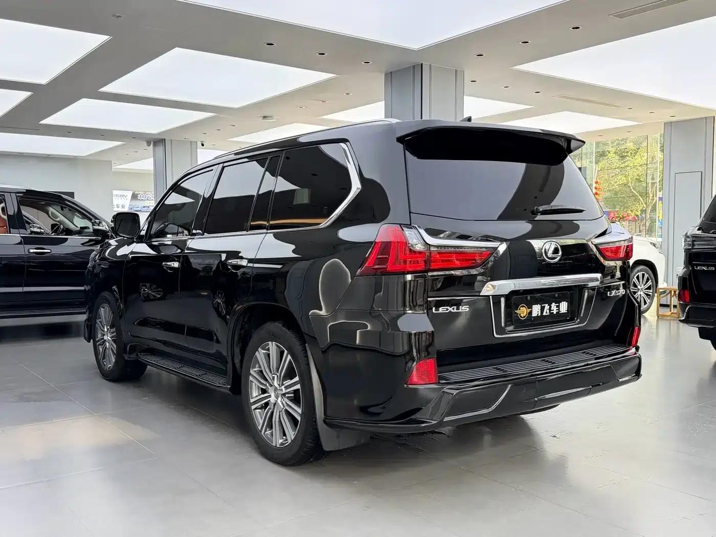 2017 Lexus LX 570 Premium Luxury Edition — миниатюра 23