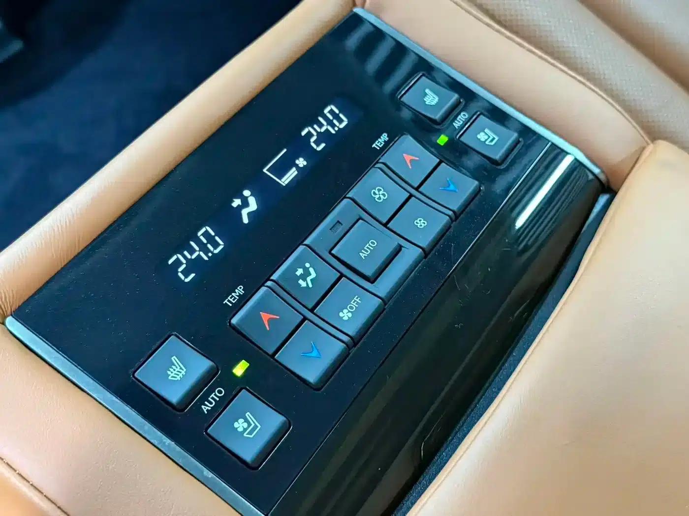 2016 Lexus LX 570 Premium Luxury Edition — миниатюра 16