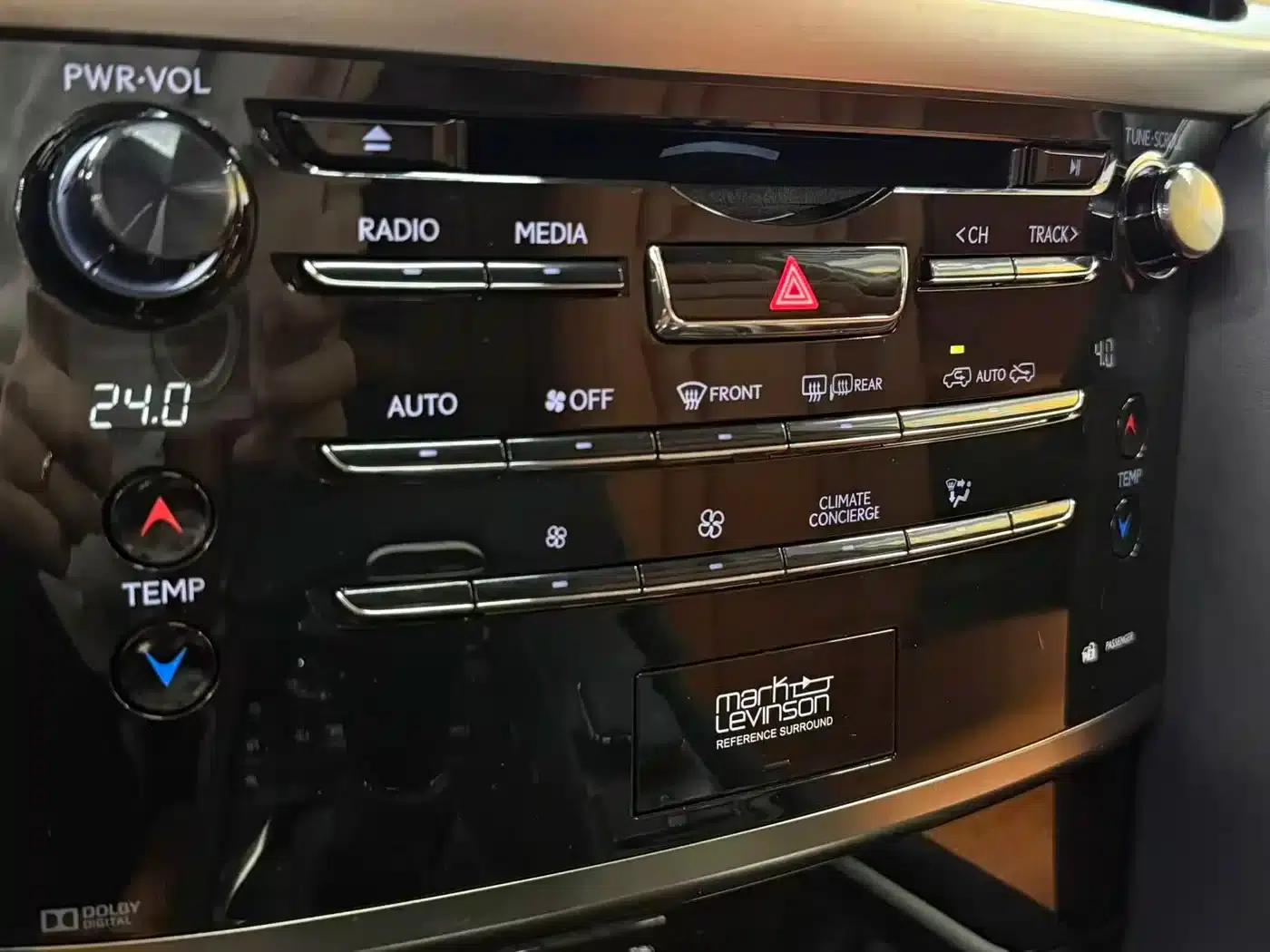 2016 Lexus LX 570 Premium Luxury Edition — миниатюра 22