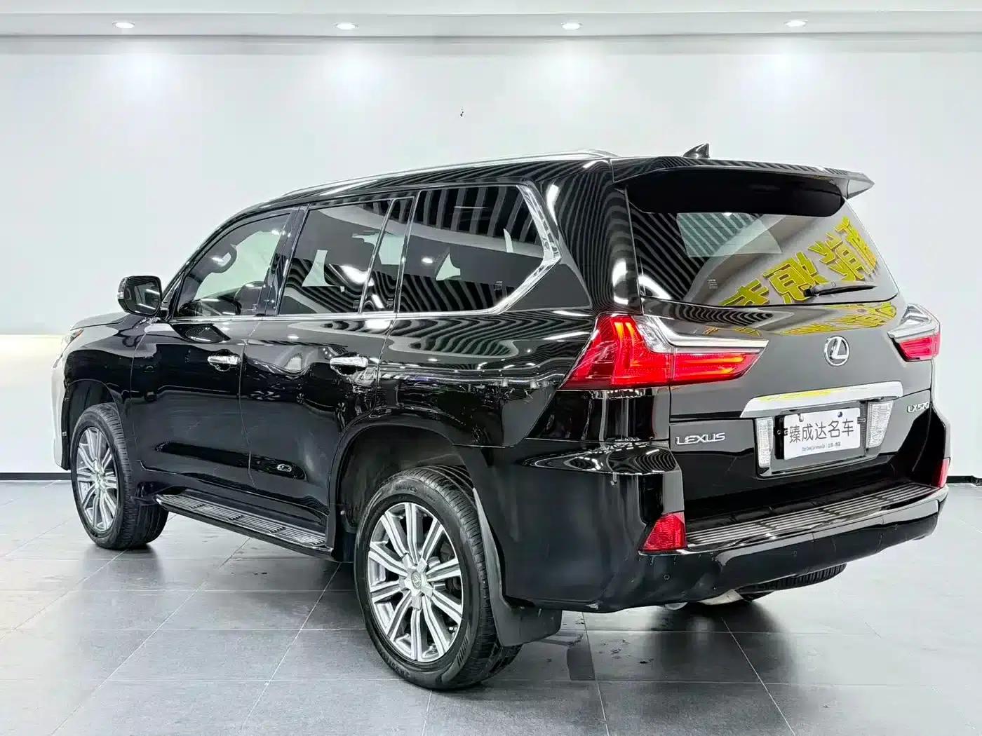 2016 Lexus LX 570 Premium Luxury Edition — миниатюра 4